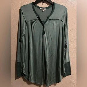 Buckle gimmicks long sleeve top sz L